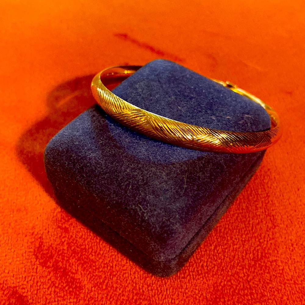 14k gold slide clasp bangle bracelet! Super light , super cute!